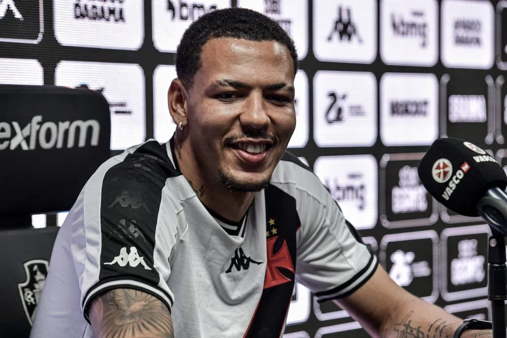 RJ – RIO DE JANEIRO – 14/03/2024 – VASCO, APRESENTACAO CLAYTON – Clayton fala aos jornalista durante sua apresentacao oficial como jogador do Vasco em coletiva de imprensa realizada no Sao Januario. Foto: Thiago Ribeiro/AGIF