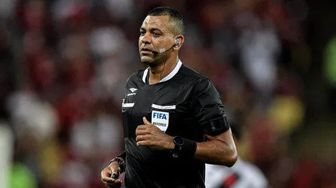 O arbitro Wagner do Nascimento Magalhaes durante partida entre Flamengo e Vasco no estadio Maracana pelo campeonato Carioca 2023. Foto: Thiago Ribeiro/AGIF