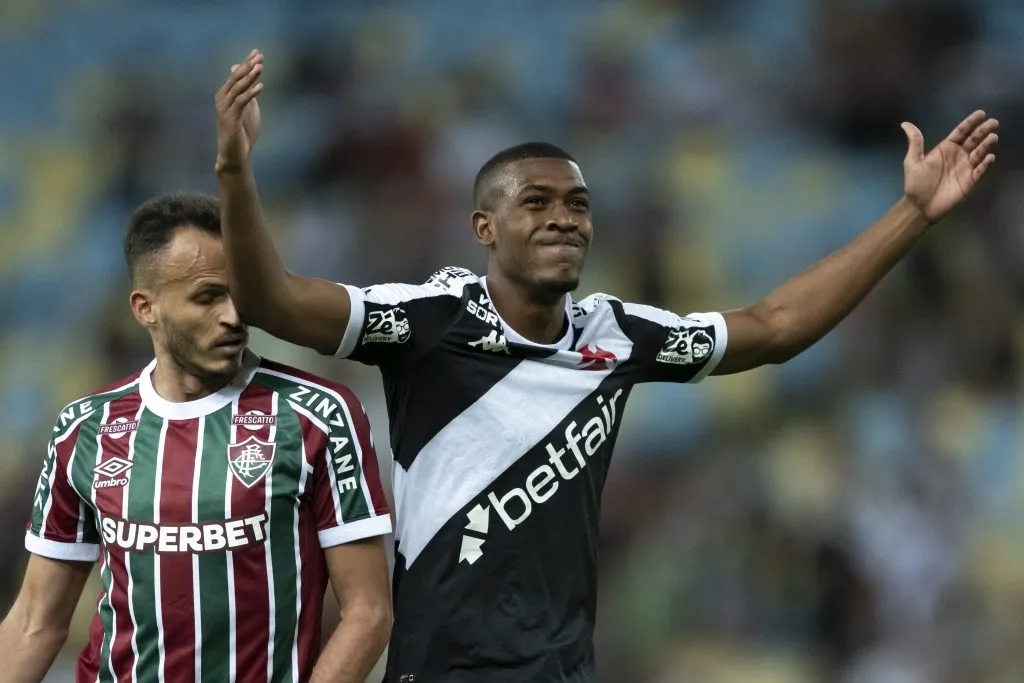 Rene jogador do Fluminense e Rayan jogador do Vasco durante partida no estadio Maracana pelo campeonato Brasileiro A 2025. Foto: Jorge Rodrigues/AGIF