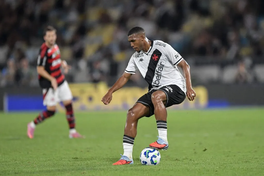 Rayan jogador do Vasco durante partida contra o Flamengo -Foto: Thiago Ribeiro/AGIF