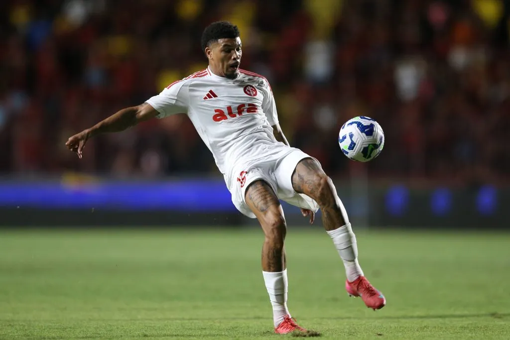 Juninho jogador do Internacional durante a partida contra o Sport pelo Brasileirão – Foto: Marlon Costa/AGIF