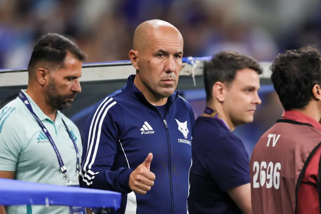 Leonardo Jardim técnico do Cruzeiro durante partida contra o Sport pelo campeonato Brasileiro A 2025. Foto: Gilson Lobo/AGIF