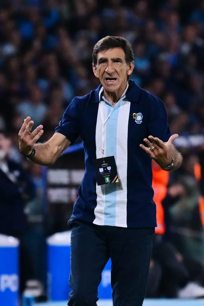 AVELLANEDA, ARGENTINA – SEPTEMBER 23: Gustavo Costas, Head Coach of Racing Club, reacts during the Copa CONMEBOL Libertadores 2025 Quarter-final second leg match between Racing Club and Velez at Presidente Peron Stadium on September 23, 2025 in Avellaneda, Argentina. (Photo by Marcelo Endelli/Getty Images)