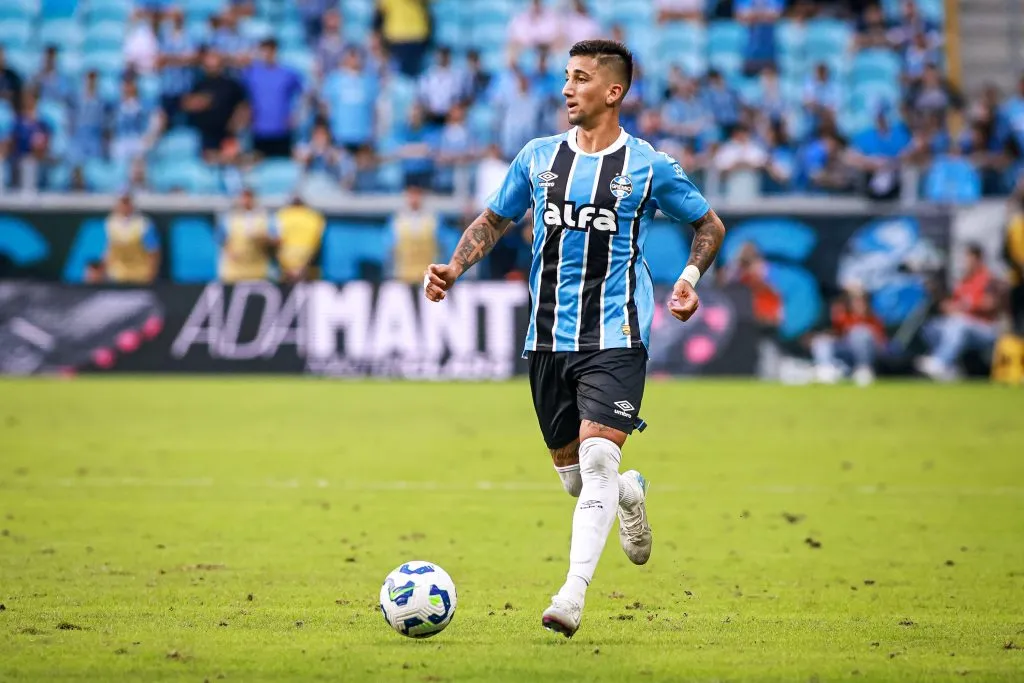 RS – PORTO ALEGRE – 04/05/2025 – BRASILEIRO A 2025, GREMIO X SANTOS – Cristian Olivera jogador do Gremio durante partida contra o Santos no estadio Arena do Gremio pelo campeonato Brasileiro A 2025. Foto: Maxi Franzoi/AGIF
