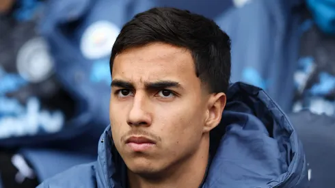 Vitor Reis pelo Manchester City. (Photo by Matt McNulty/Getty Images)