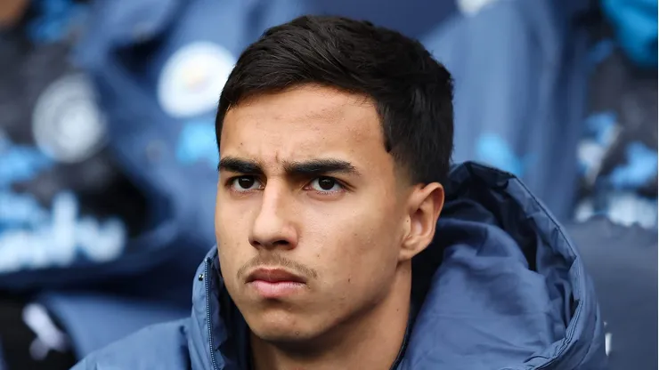 Vitor Reis pelo Manchester City. (Photo by Matt McNulty/Getty Images)