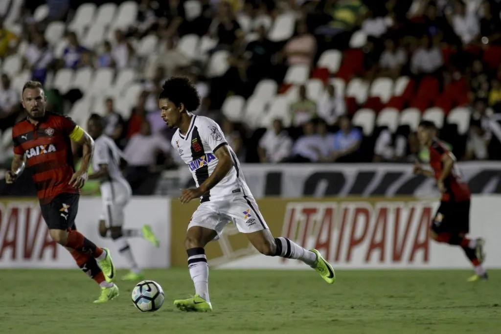 Douglas Luiz durante partida entre Vasco x Vitoria no estadio de Sao Januario pela Copa do Brasil 2017 Foto: Luciano Belford/AGIF