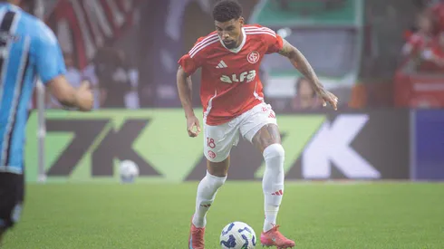 Juninho, zagueiro do Internacional. Foto: Maxi Franzoi/AGIF