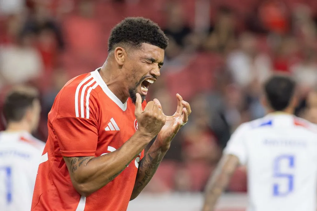 RS – PORTO ALEGRE – 31/08/2025 – BRASILEIRO A 2025, INTERNACIONAL X FORTALEZA – Juninho jogador do Internacional lamenta durante partida contra o Fortaleza no estadio Beira-Rio pelo campeonato Brasileiro A 2025. Foto: Maxi Franzoi/AGIF