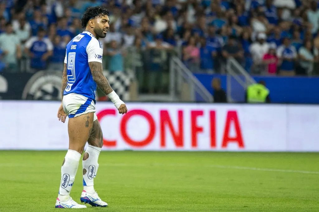 Gabriel ,jogador do Cruzeiro, durante partida contra o Fortaleza no Mineirão pelo Campeonato Brasileiro 2025. Foto: Fernando Moreno/AGIF