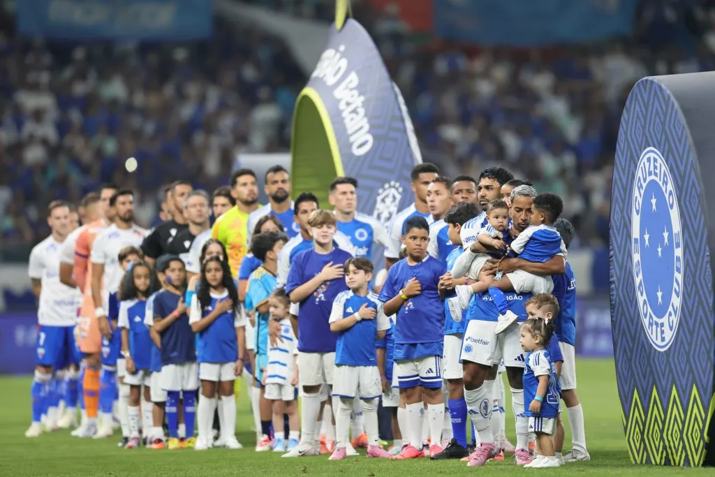 Jogadores do Cruzeiro durante entrada em campo para partida contra o Fortaleza no estadio Mineirao pelo campeonato Brasileiro A 2025. Foto: Gilson Lobo/AGIF