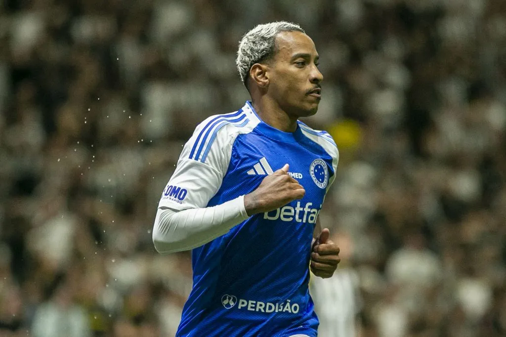 Matheus Pereira comemorando gol durante partida contra o Atlético-MG no Campeonato Brasileiro de 2025. Foto: Fernando Moreno/AGIF