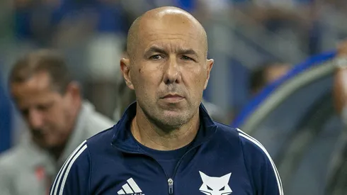 Leonardo Jardim tecnico do Cruzeiro durante partida contra o Fortaleza no estadio Mineirao pelo campeonato Brasileiro A 2025. Foto: Fernando Moreno/AGIF