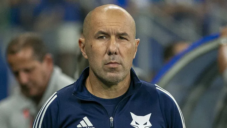 Leonardo Jardim tecnico do Cruzeiro durante partida contra o Fortaleza no estadio Mineirao pelo campeonato Brasileiro A 2025. Foto: Fernando Moreno/AGIF
