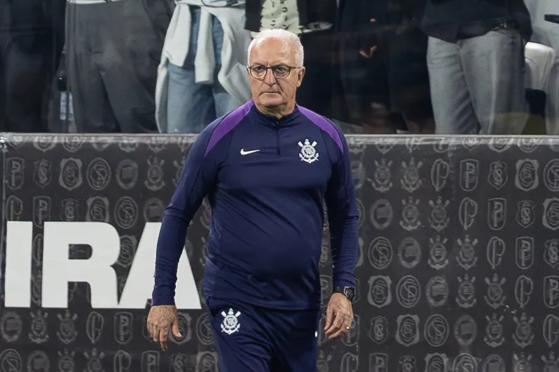 SP – SAO PAULO – 18/10/2025 – BRASILEIRO A 2025, CORINTHIANS X ATLETICO-MG – DORIVAL JUNIOR tecnico do Corinthians durante partida contra o Atletico-MG no estadio Arena Corinthians pelo campeonato Brasileiro A 2025. Foto: Joisel Amaral/AGIF