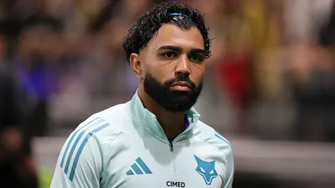 Gabigol durante aquecimento para o clássico contra o Atlético-MG no Brasileirão 2025.
