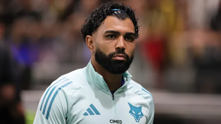 Gabigol durante aquecimento para o clássico contra o Atlético-MG no Brasileirão 2025.
