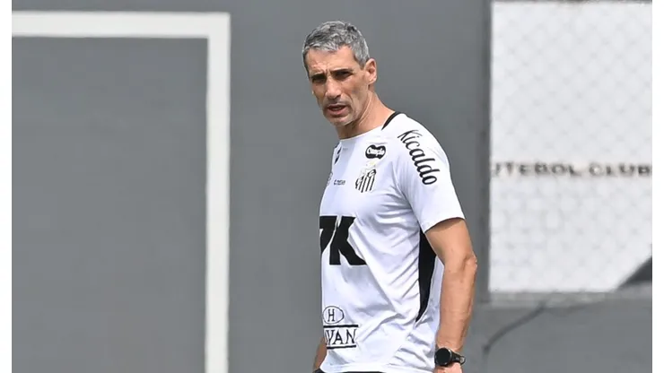 Juan Pablo Vojvoda comanda treino do Santos no CT Rei Pelé
