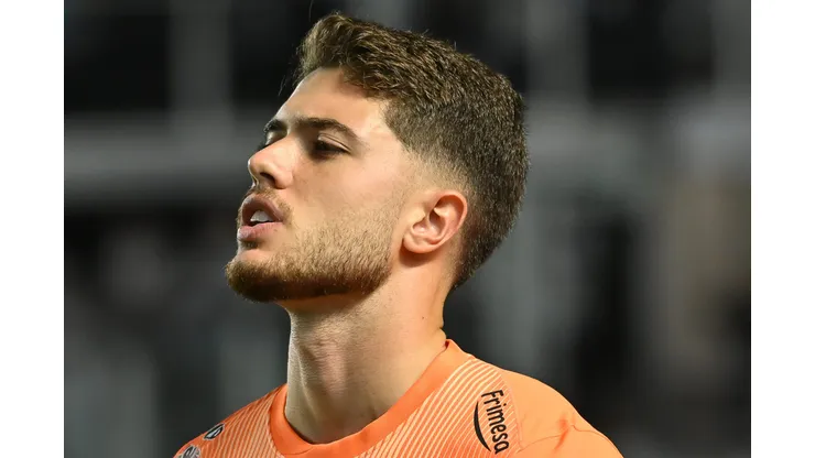 Felipe Longo durante confronto contra o Santos no Brasileirão 2025. Foto: Jota Erre/AGIF