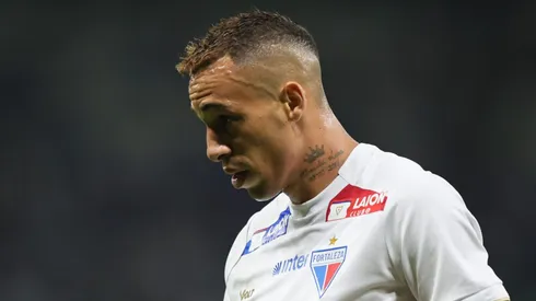 Breno Lopes durante confronto contra o Cruzeiro no Brasileirão 2025.