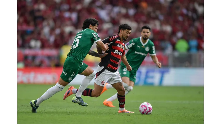 RJ - RIO DE JANEIRO - 19/10/2025 - BRASILEIRO A 2025, FLAMENGO X PALMEIRAS - Arrascaeta jogador do Flamengo durante partida contra o Palmeiras no estadio Maracana pelo campeonato Brasileiro A 2025. Foto: Thiago Ribeiro/AGIF