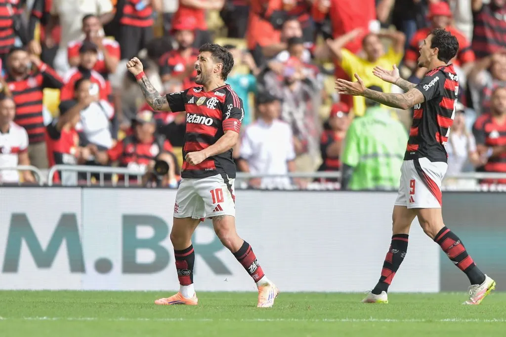Arrascaeta jogador do Flamengo comemora seu gol durante partida contra o Palmeiras no estadio Maracana pelo campeonato Brasileiro A 2025. Foto: Thiago Ribeiro/AGIF