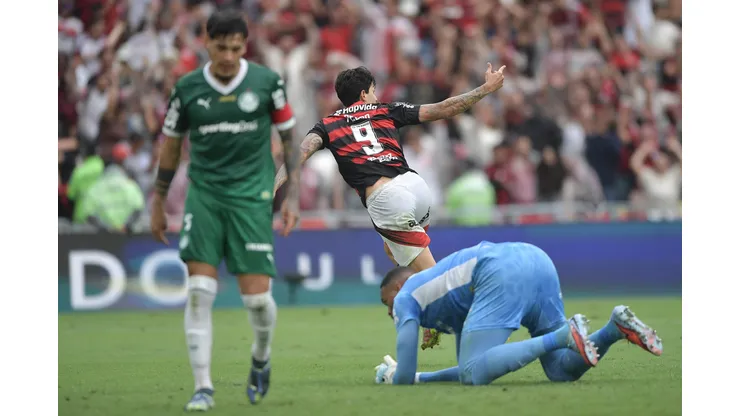 RJ - RIO DE JANEIRO - 19/10/2025 - BRASILEIRO A 2025, FLAMENGO X PALMEIRAS - Pedro jogador do Flamengo comemora seu gol durante partida contra o Palmeiras no estadio Maracana pelo campeonato Brasileiro A 2025. Foto: Thiago Ribeiro/AGIF