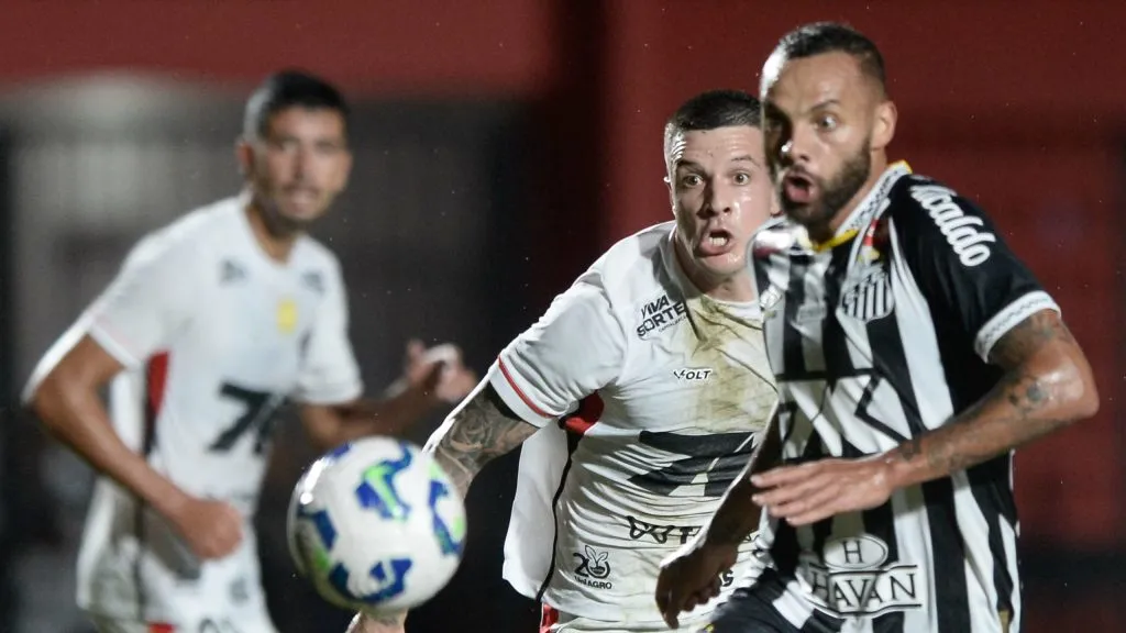 Santos x Vitória se enfrentam pelo Campeonato Brasileiro A 2025. Foto: Jhony Pinho/AGIF