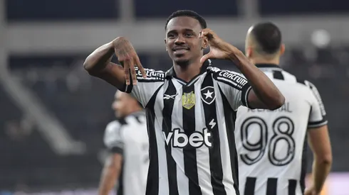 Jeffinho jogador do Botafogo comemora seu gol durante partida contra o Bahia no estadio Engenhao pelo campeonato Brasileiro A 2025. Foto: Thiago Ribeiro/AGIF