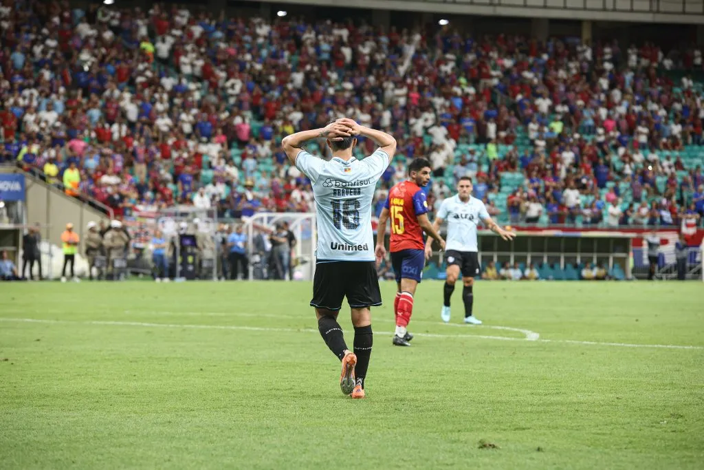 BA – SALVADOR – 19/10/2025 – BRASILEIRO A 2025, BAHIA X GREMIO – Alexander Aravena jogador do Gremio lamenta durante partida contra o Bahia no estadio Arena Fonte Nova pelo campeonato Brasileiro A 2025. Foto: Marcio Jose/AGIF
