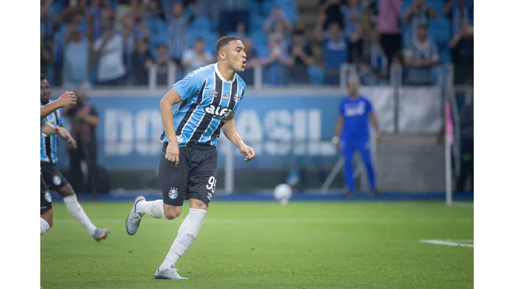 RS - PORTO ALEGRE - 16/10/2025 - BRASILEIRO A 2025, GREMIO X SAO PAULO - Carlos Vinicius jogador do Gremio comemora seu gol durante partida contra o Sao Paulo no estadio Arena do Gremio pelo campeonato Brasileiro A 2025. Foto: Maxi Franzoi/AGIF