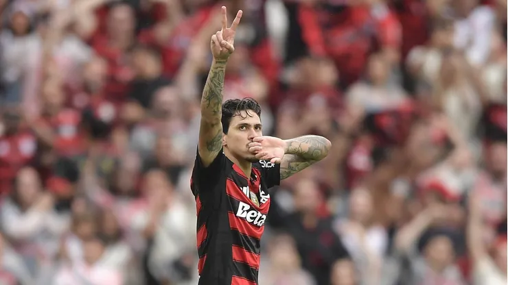RJ - RIO DE JANEIRO - 19/10/2025 - BRASILEIRO A 2025, FLAMENGO X PALMEIRAS - Pedro jogador do Flamengo comemora seu gol durante partida contra o Palmeiras no estadio Maracana pelo campeonato Brasileiro A 2025. Foto: Thiago Ribeiro/AGIF