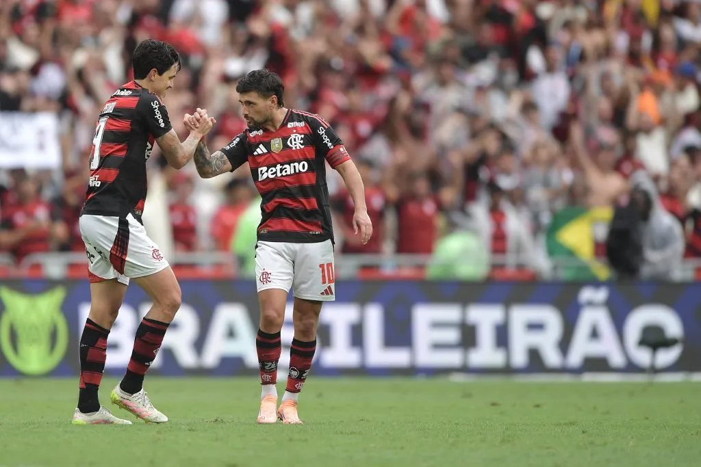 RJ – RIO DE JANEIRO – 19/10/2025 – BRASILEIRO A 2025, FLAMENGO X PALMEIRAS – Pedro jogador do Flamengo comemora seu gol com Arrascaeta jogador da sua equipe durante partida contra o Palmeiras no estadio Maracana pelo campeonato Brasileiro A 2025. Foto: Thiago Ribeiro/AGIF