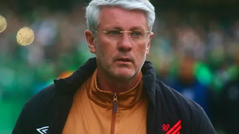 Odair durante clássico contra o Coritiba na Série B de 2025.