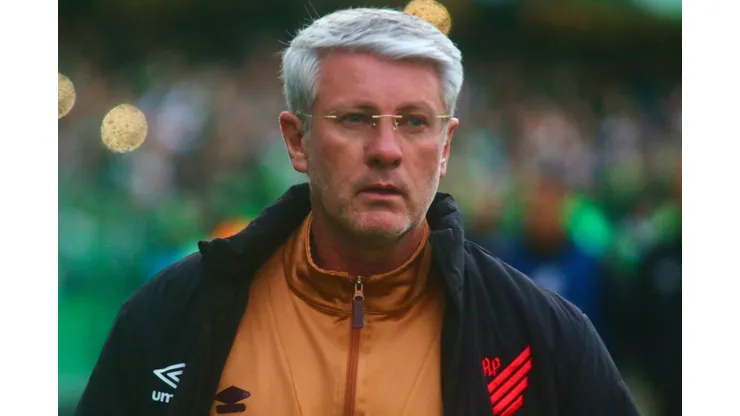 Odair durante clássico contra o Coritiba na Série B de 2025.