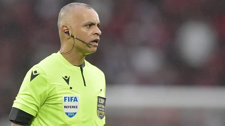O árbitro Wilton Pereira Sampaio durante partida entre Flamengo e Palmeiras no estádio Maracanã pelo campeonato Brasileiro A 2025. Foto: Thiago Ribeiro/AGIF