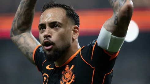 Maycon comemorando gol durante partida contra o Atlético-MG no segundo turno do Brasileirão 2025.