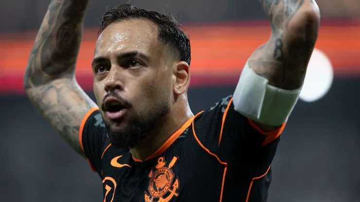 Maycon comemorando gol durante partida contra o Atlético-MG no segundo turno do Brasileirão 2025.