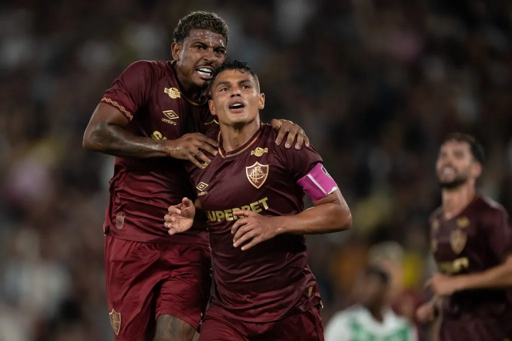 Thiago Silva jogador do Fluminense comemora seu gol com John Kennedy jogador da sua equipe durante partida contra o Juventude no estadio Maracana pelo campeonato Brasileiro A 2025. Foto: Jorge Rodrigues/AGIF