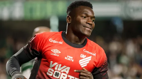 Kevin Viveros durante clássico contra o Coritiba na Série B de 2025. Foto: Robson Mafra/AGIF