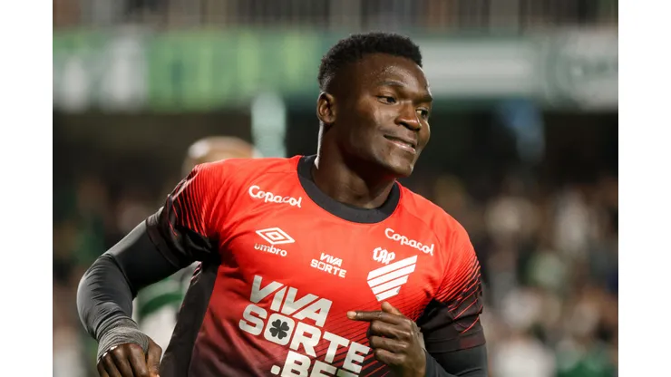 Kevin Viveros durante clássico contra o Coritiba na Série B de 2025. Foto: Robson Mafra/AGIF