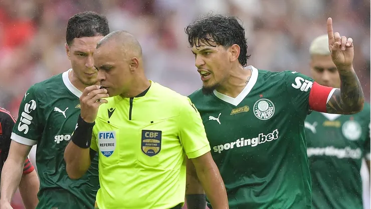 Gustavo Gomez jogador do Palmeiras reclama com a arbitragem durante partida contra o Flamengo no estAdio Maracana pelo campeonato Brasileiro A 2025. Foto: Thiago Ribeiro/AGIF