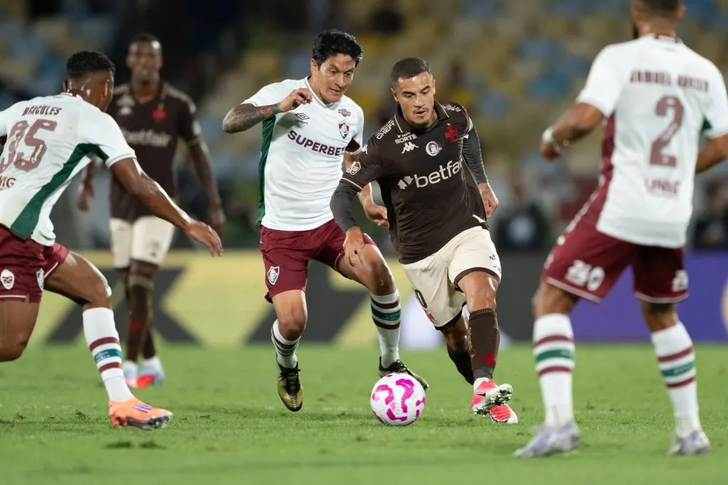 Coutinho jogador do Vasco disputa lance com Cano jogador do Fluminense durante partida no estadio Maracana pelo campeonato Brasileiro A 2025. Foto: Jorge Rodrigues/AGIF