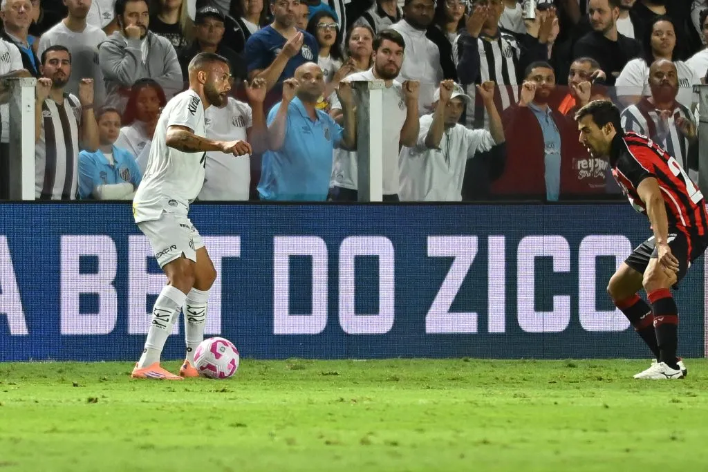 Guilherme jogador do Santos durante partida contra o Vitoria no estadio Vila Belmiro pelo campeonato Brasileiro A 2025. Foto: Jota Erre/AGIF