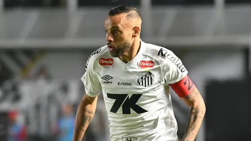Guilherme jogador do Santos durante partida contra o Vitoria no estadio Vila Belmiro pelo campeonato Brasileiro A 2025. Foto: Jota Erre/AGIF