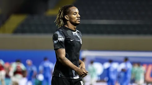 Andre Carrillo jogador do Corinthians durante aquecimento antes da partida contra o Palmeiras no estadio Arena Barueri pelo campeonato Brasileiro A 2025.