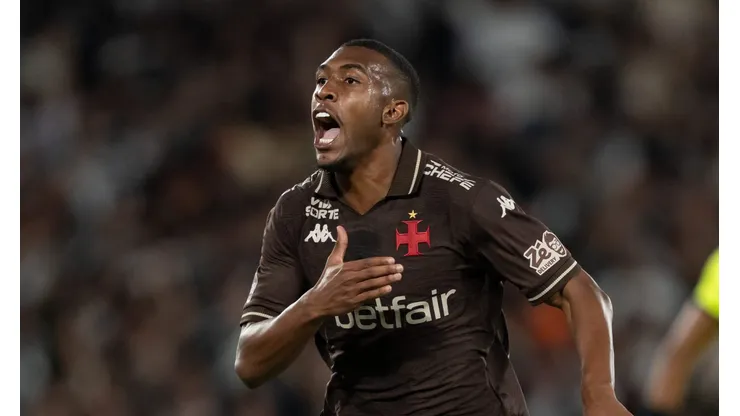 Rayan jogador do Vasco comemora seu gol durante partida contra o Fluminense no estadio Maracana pelo campeonato Brasileiro A 2025. Foto: Jorge Rodrigues/AGIF