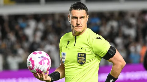 SP – SANTOS – 20/10/2025 – BRASILEIRO A 2025, SANTOS X VITORIA – O arbitro Rafael Rodrigo Klein durante partida entre Santos e Vitoria no estadio Vila Belmiro pelo campeonato Brasileiro A 2025. Foto: Jota Erre/AGIF