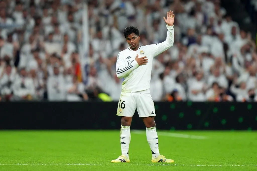 MADRID, SPAIN – APRIL 01: Endrick of Real Madrid thanks the fans during the Copa del Rey semifinal match between Real Madrid and Real Sociedad at Estadio Santiago Bernabeu on April 01, 2025 in Madrid, Spain. (Photo by Angel Martinez/Getty Images)