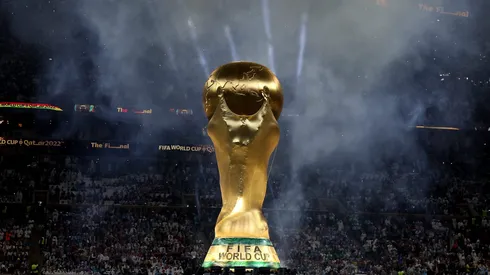Um troféu gigante da Copa do Mundo da FIFA é visto antes da final da Copa do Mundo da FIFA Catar 2022 entre Argentina e França no Estádio Lusail em 18 de dezembro de 2022 na cidade de Lusail, Catar. (Photo by Julian Finney/Getty Images)